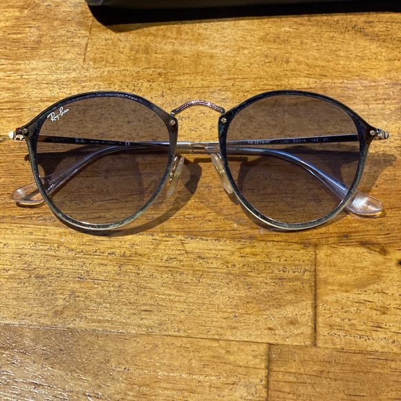Ray-Ban Women’s Sunglasses- Blue tint lenses - Picture 3 of 4